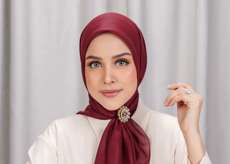 Ini Daftar Warna Baju yang Cocok Dengan Jilbab Warna Maroon