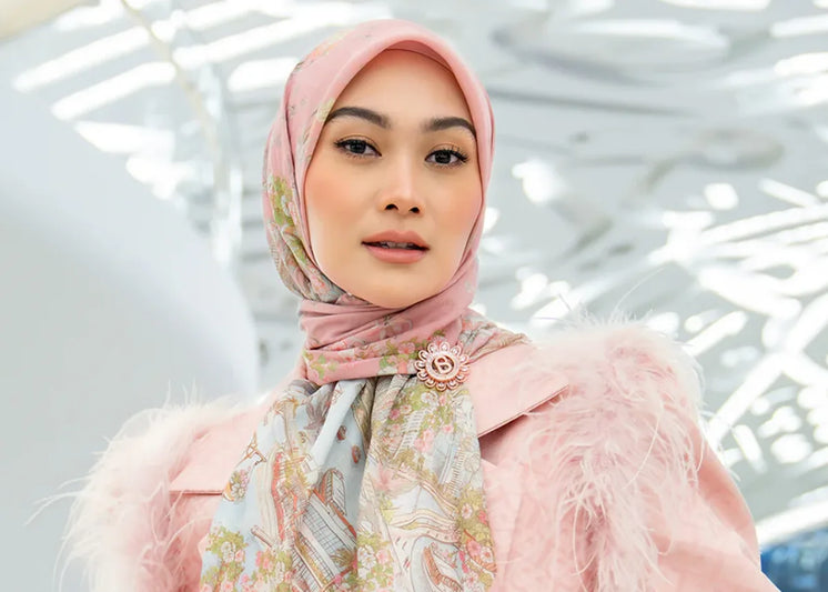 Ini Ukuran Standar Jilbab Segi Empat dan Pashmina yang Biasa Digunakan