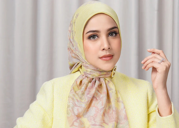 Warna Jilbab yang Cocok untuk Baju Warna Kuning