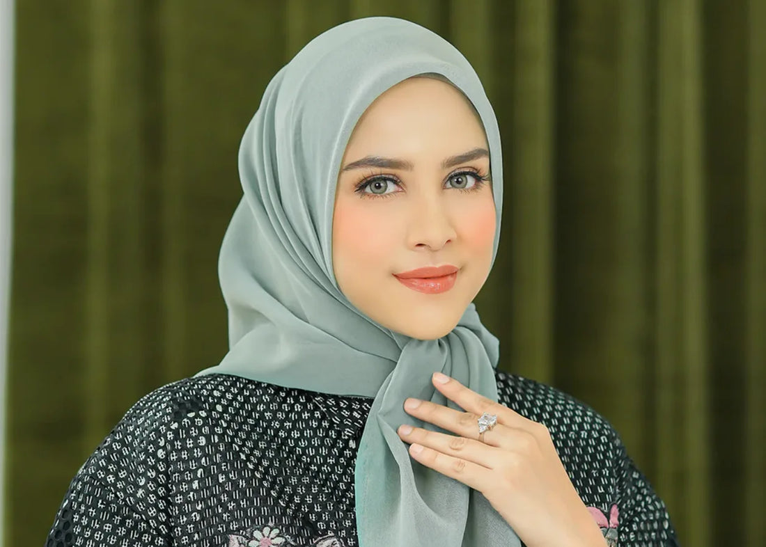 Rekomendasi Warna Baju yang Cocok untuk Jilbab Abu-abu