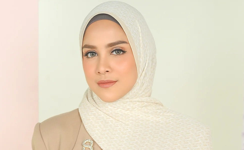 Warna Jilbab yang Cocok untuk Atasan Warna Earth Tone