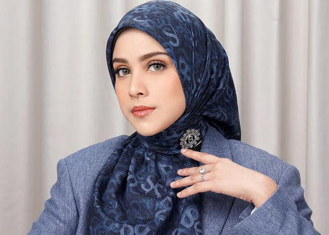 Warna Jilbab yang Cocok untuk Baju Biru Denim