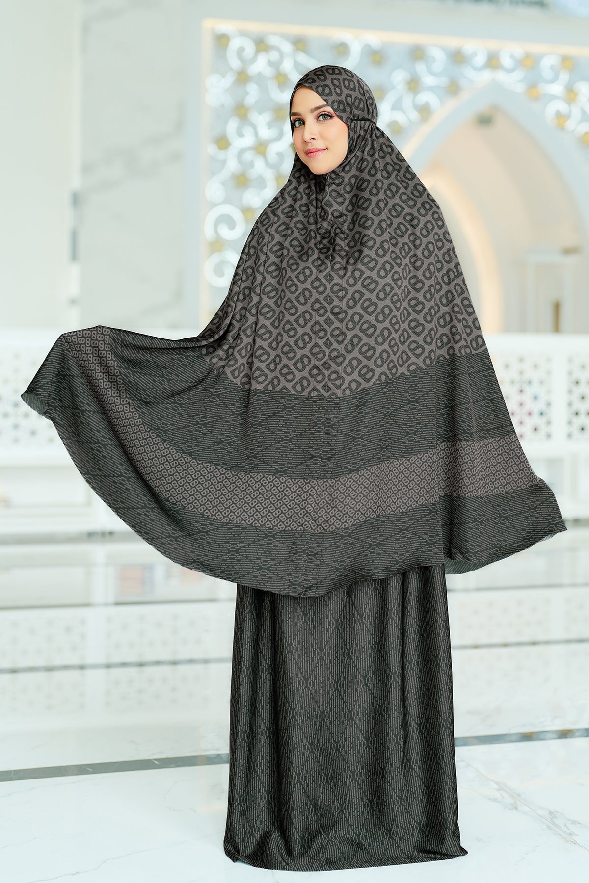 Tapis Abstre Prayer Robe - Black