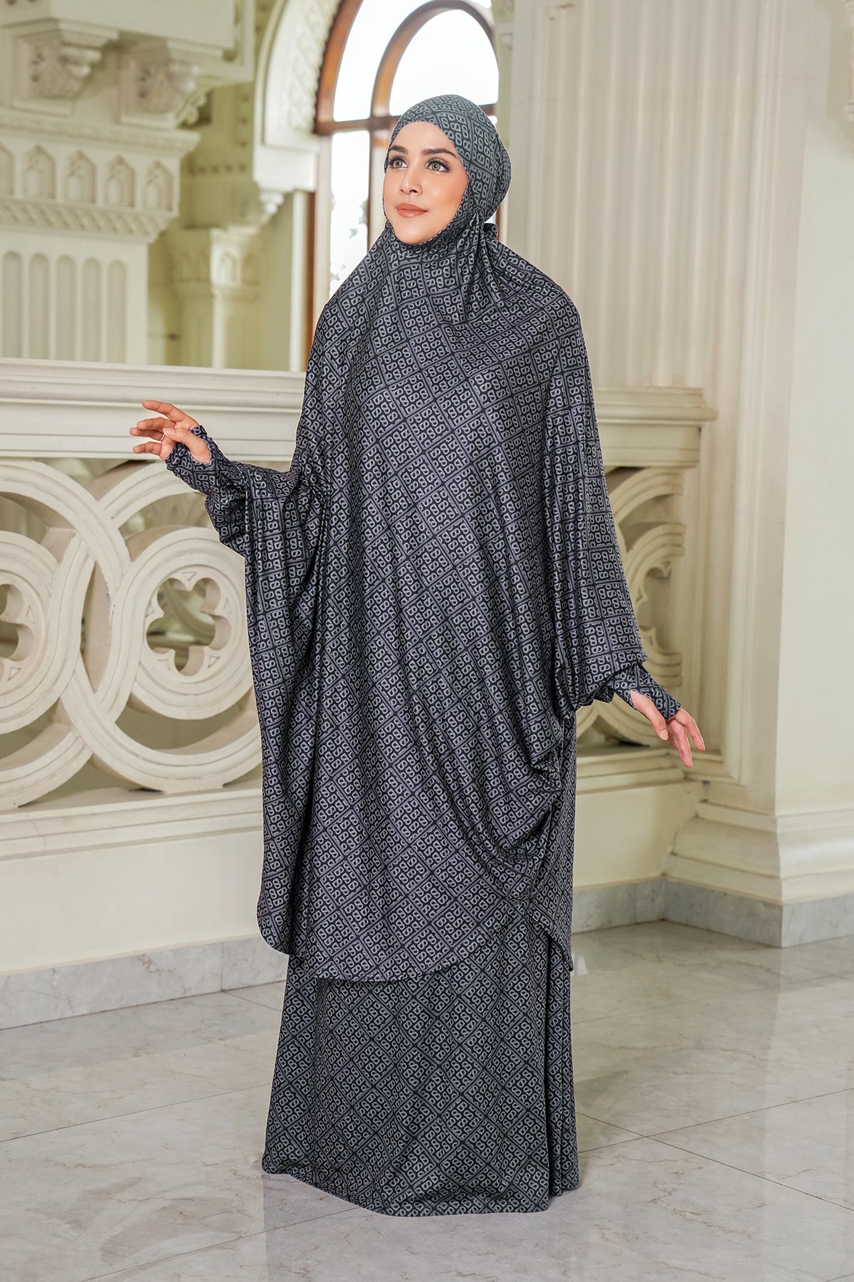 Lacorde Prayer Robe - Black