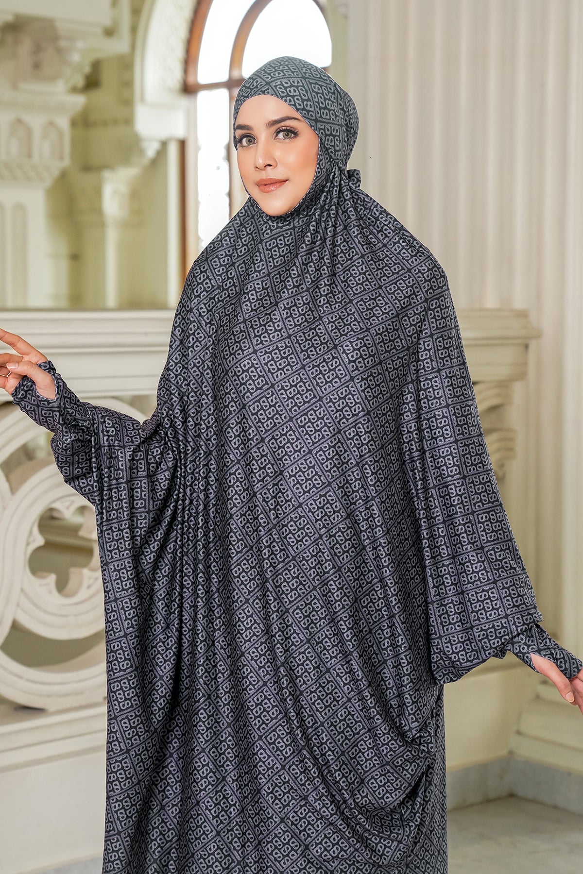 Lacorde Prayer Robe - Black