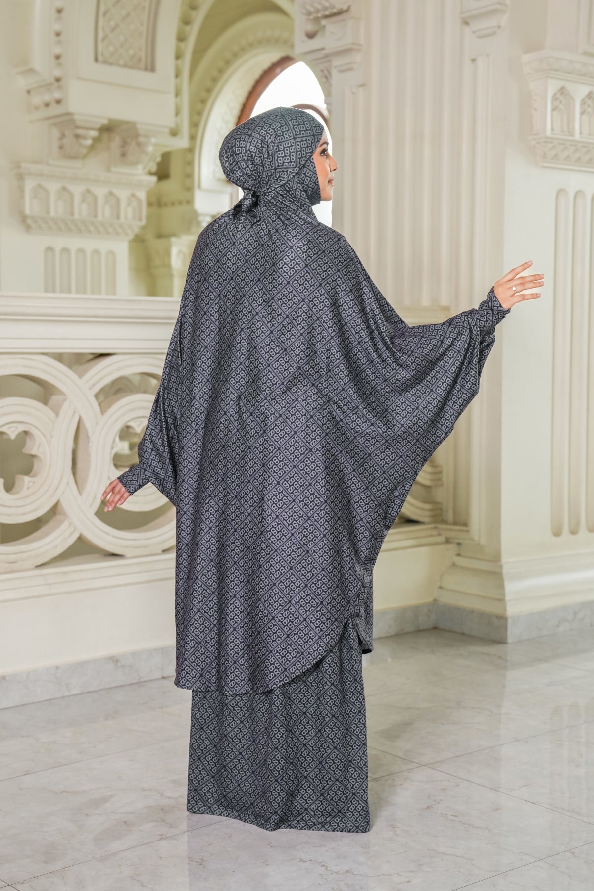 Lacorde Prayer Robe - Black