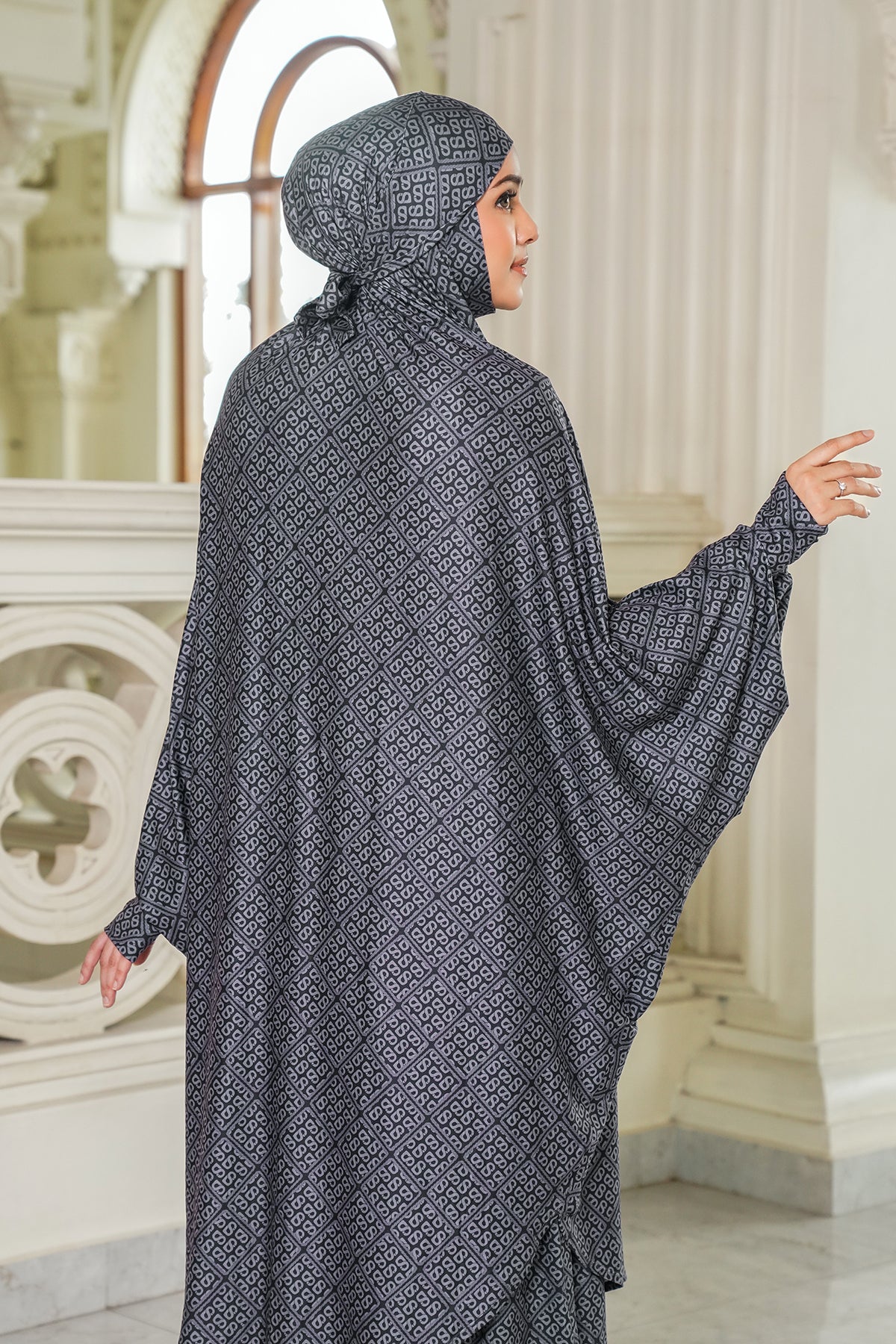 Lacorde Prayer Robe - Black