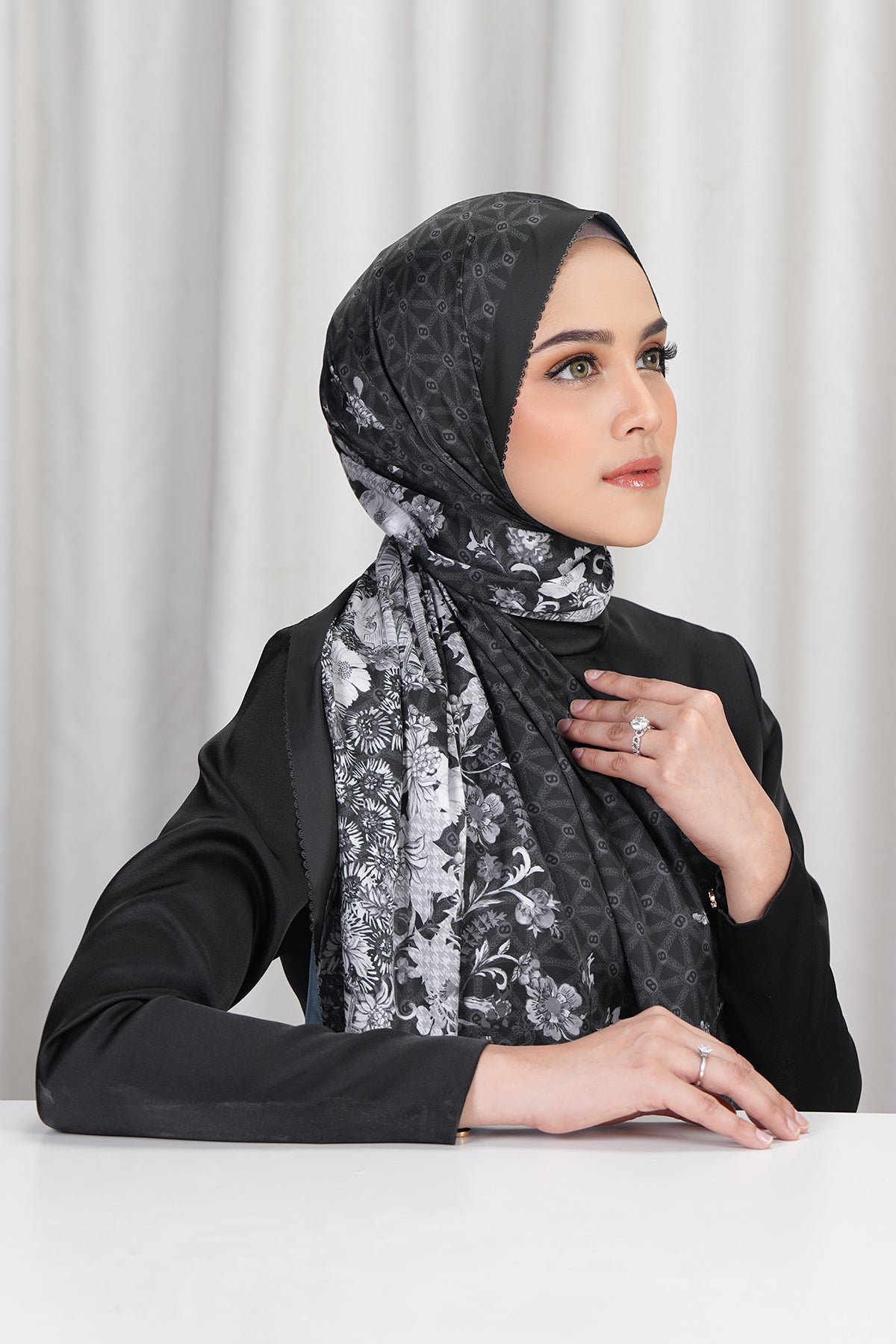 The Parisian 2.0 Satin Shawl - Noire