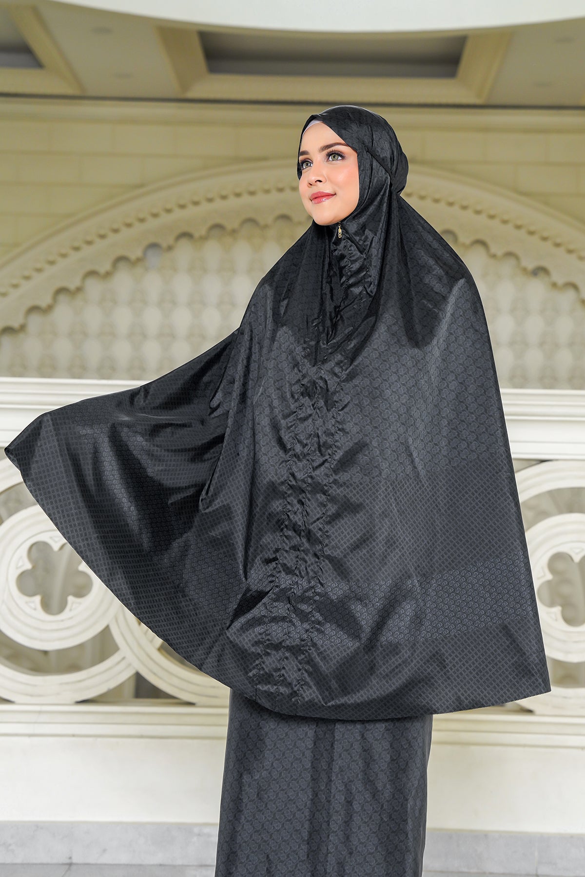 Wicker Capsule Prayer Robe - Black