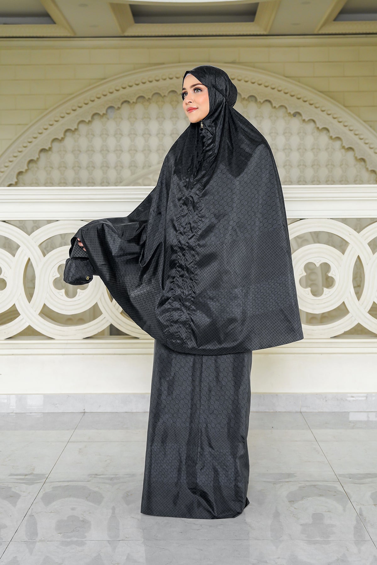 Wicker Capsule Prayer Robe - Black