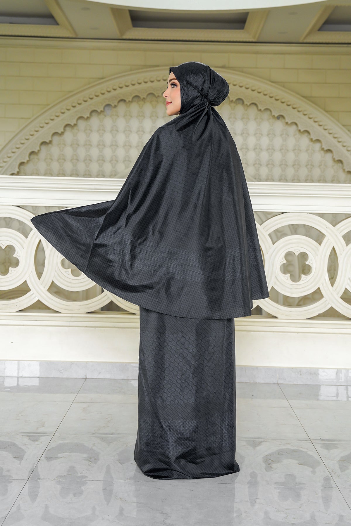 Wicker Capsule Prayer Robe - Black