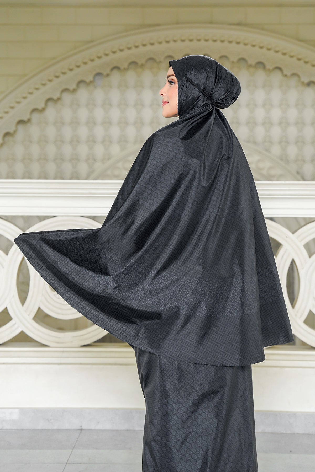 Wicker Capsule Prayer Robe - Black