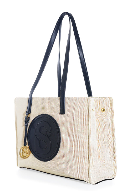 Detail Aaliya Tote Bag dari Buttonscarves, Monogram Tapis yang Bergaya  Timeless 