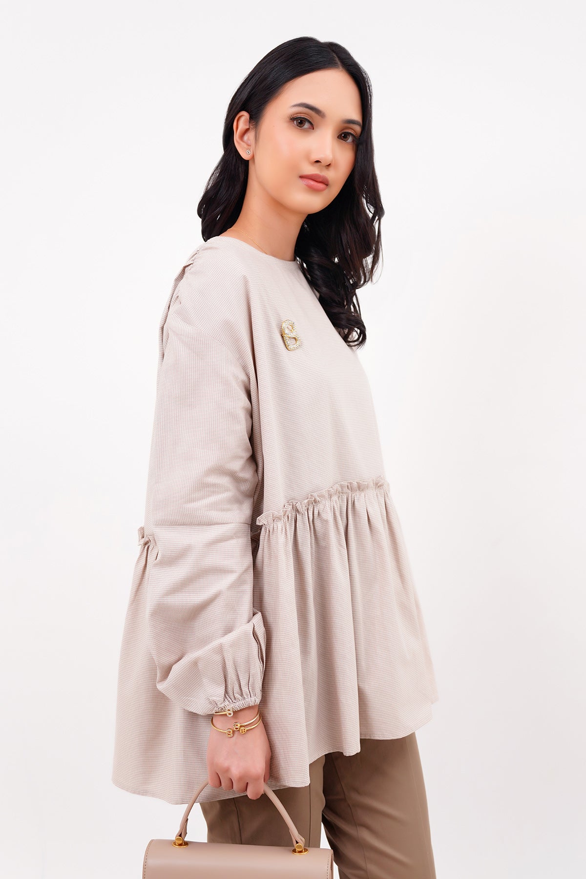 baybee slanting frill blouse(sora) 人気の贈り物が大集合 - トップス